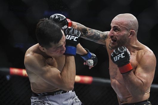 도전자 정찬성(왼쪽)이 제5대 UFC 페더급 챔피언 알렉산더 볼카노프스키 타이틀 3차 방어전에서 맞붙고 있다. 사진=Getty Images=연합뉴스 제공