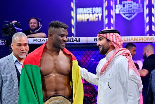 UFC를 제패했던 프란시스 은가누(가운데)가 2024년 10월 사우디아라비아 리야드에서 초대 PFL 슈퍼파이트 헤비급 챔피언으로 등극한 후 축하를 받고 있다. 사진=MMAX Investment Partners, Inc.