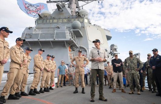 피트 헤그세스 미 국방장관(가운데)이 26일(현지시간) 미 해군 토머스 허드너함(DDG-116)에 탑승해 승조원들과 인사를 나누고 있다.  피트 헤그세스 미 국방장관 X(엑스) 캡처