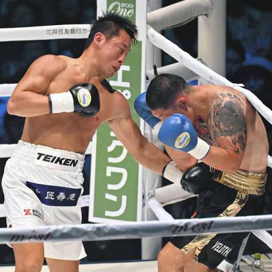 아라모토 잇세이가 2024년 7월 프로복싱 데뷔전에서 멘겐초오시 ‘오카’ 난딘예르데네(오른쪽)를 몰아붙이고 있다. 사진=Teiken Promotions