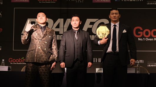 왼쪽부터 로드FC 헤비급 타이틀 도전자 세키노 다이세이, 정문홍 대한MMA총협회장, 초대 로드FC 헤비급 챔피언 김태인. 사진=세계격투스포츠협회