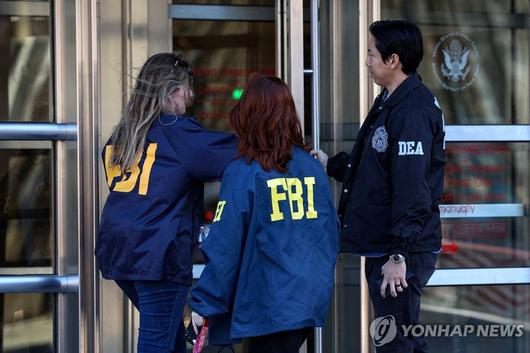 멕시코 마약 카르텔 두목 재판을 위해 뉴욕 법원 들어서는 미 요원뉴욕. [사진 출처= 로이터 연합뉴스]