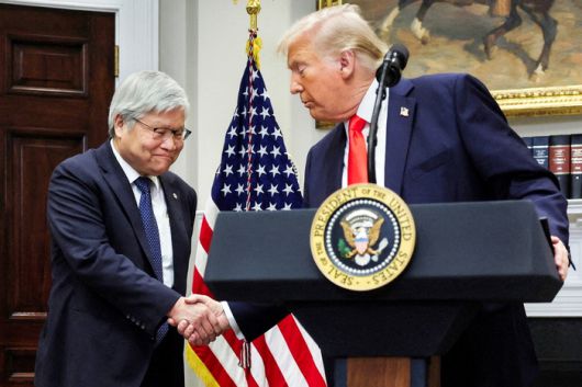 도널드 트럼프 미국 대통령(오른쪽)이 3일(현지시간) 워싱턴DC 백악관 루스벨트룸에서 대만 반도체 기업 TSMC의 웨이저자 회장과 악수하고 있다. 웨이 회장은 이날 기자회견을 통해 미국 내 반도체 공장에 1000억달러(약 146조원)를 투자하겠다고 밝혔다. [로이터 = 연합뉴스]