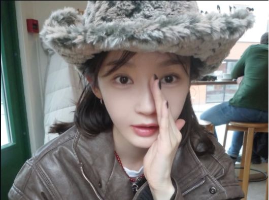 강민경은 빈티지한 퍼 모자와 오버핏 레더 재킷을 매치해 유럽 감성을 물씬 풍겼으며, 이해리는 올블랙 스타일링에 퍼 해트를 더해 세련된 무드를 연출했다. 사진=강민경, 이해리 SNS