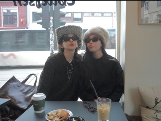 노르웨이의 감성적인 카페에서 따뜻한 분위기를 즐기고 있다. 사진=강민경, 이해리 SNS