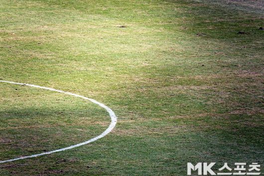 3월 3일 FC 서울, 김천상무 선수들은 이런 잔디에서 프로축구 경기를 했다. 2만 4천 889명의 관중은 푯값을 지불하고 이런 잔디에서 치러지는 프로축구 경기를 봤다. 사진=이근승 기자