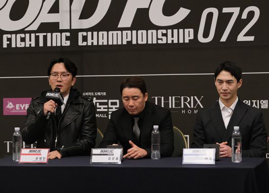 윤형빈(왼쪽)이 스위스그랜드 호텔 서울 컨벤션센터 로드FC 기자회견에서 발언하고 있다. 가운데는 정문홍 대한MMA총협회장, 오른쪽은 구독자 204만 먹방 유튜버 밴쯔. 사진=세계격투스포츠협회