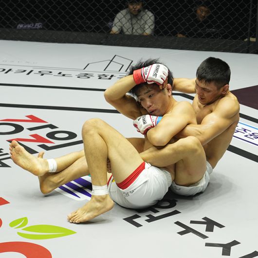 이리스켈디 두이셰예프(오른쪽)가 2024년 8월 강원특별자치도 원주종합체육관 제2회 로드FC 글로벌 토너먼트 63㎏ 8강전에서 시즌1 준우승자 하라구치 아키라를 그래플링으로 압도하고 있다. 사진=세계격투스포츠협회
