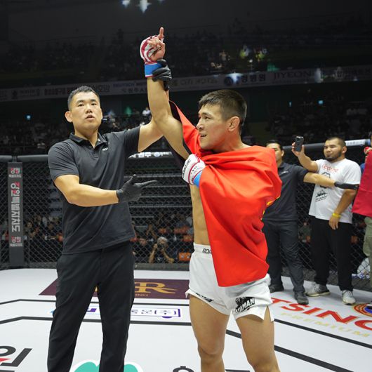 이리스켈디 두이셰예프가 2024년 8월 강원특별자치도 원주종합체육관 제2회 로드FC 글로벌 토너먼트 63㎏ 8강전 주심의 승리 선언을 받고 있다. 사진=세계격투스포츠협회