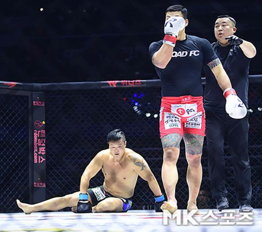 황인수가 2023년 2월 경기도 고양체육관 로드FC 킥복싱 경기에서 명현만한테 다운을 뺏은 후 주심 지시에 따라 지정된 위치로 이동하고 있다. 사진=김영구 기자