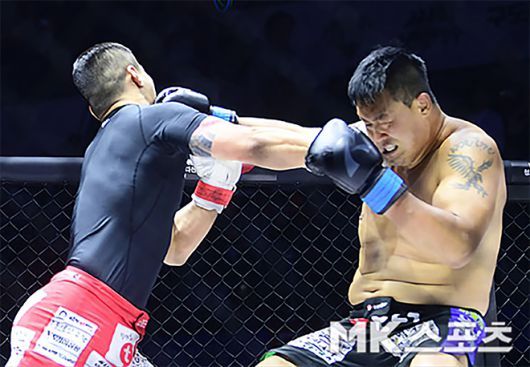 황인수(왼쪽)가 2023년 2월 경기도 고양체육관 로드FC 킥복싱 경기에서 받아치는 주먹으로 명현만을 때리고 있다. 사진=김영구 기자