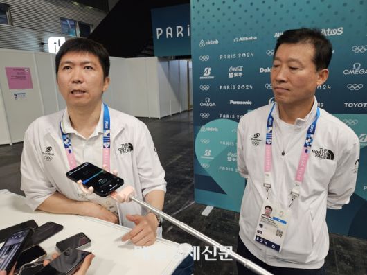 유승민 대한체육회장(왼쪽)과 김택수 신임 진천선수촌장. 지난해 8월 파리올림픽 당시 취재진과 인터뷰하고 있다. 김지한 기자