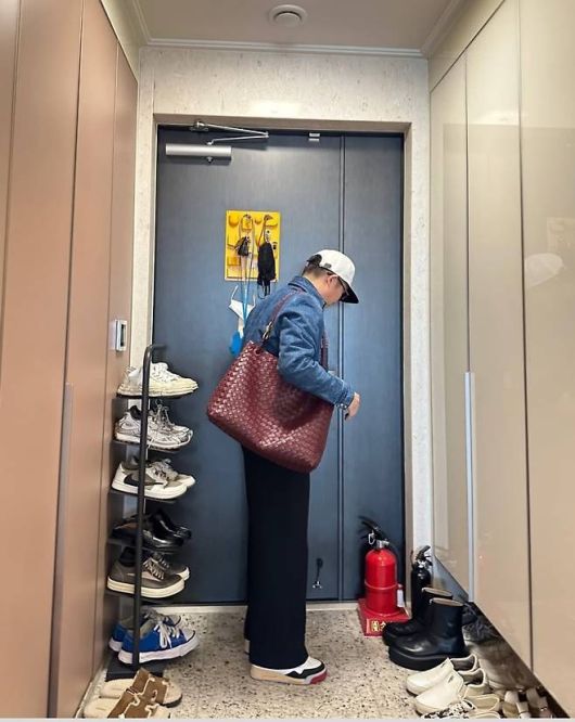 진청 컬러의 데님 셔츠에 화이트 티셔츠를 레이어드하고, 넉넉한 핏의 블랙 팬츠를 매치해 편안하면서도 감각적인 분위기를 연출했다.사진=조세호 SNS