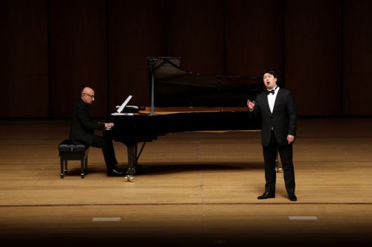 14일 서울 국립극장 해오름극장에서 열린 ‘루치아노 파바로티 더 콘스트’에서 노래하는 테너 김진훈(오른쪽). 사진제공=솔오페라단