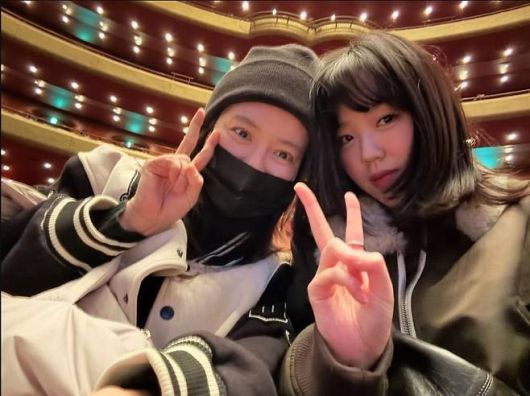 송지효는 블랙 터틀넥과 비니를 매치해 심플하면서도 시크한 올블랙 룩을 완성했다. 사진=송지효 SNS