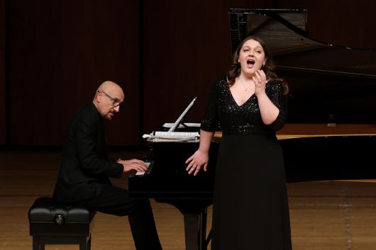 14일 서울 국립극장 해오름극장에서 열린 ‘루치아노 파바로티 더 콘스트’에서 노래하는 소프라노 줄리아 마졸라(오른쪽). 사진제공=솔오페라단