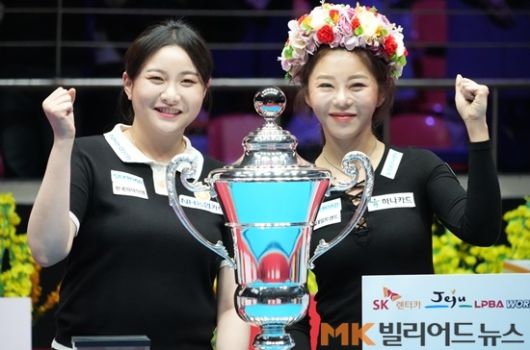 준우승 김민아(왼쪽)와 김가영이 시상식서 포즈를 취하고 있다.