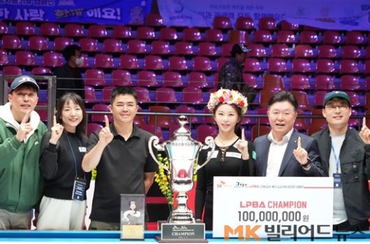 우승한 김가영(오른쪽 3번쨰)이 하나카드 팀원 및 관계자들과 기념촬영하고 있다.