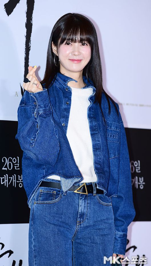 이요원은 루즈핏 데님 셔츠와 와이드 데님 팬츠를 매치한 편안하면서도 멋스러운 캐주얼룩을 선보였다.사진=김영구 기자