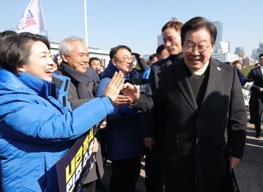 경찰의 신변보호를 받게 되면서 장외 활동을 재개한 더불어민주당 이재명 대표가 19일 방탄복을 착용한 채 윤석열 대통령 파면 촉구 국회의원 도보행진에 참석하고 있다. [사진=연합뉴스]