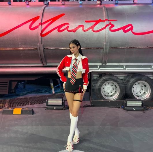 넥타이 패션과 아디다스 저지를 믹스매치한 제니. 제니 인스타그램