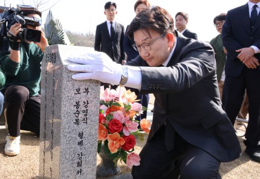 권성동 국민의힘 원내대표가 천안함 피격 15주기를 앞두고 26일 오전 국립대전현충원 천안함 46용사 묘역을 찾아 참배하고 있다. [사진 출처 = 연합뉴스]