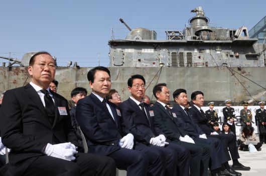 26일 경기도 평택시 해군 제2함대 사령부에서 열린 ‘제15주기 천안함 46용사 추모식’에 권영세 국민의힘 비상대책위원장, 성일종 국회 국방위원장 등이 참석해 있다. [사진 출처 = 공동취재단, 연합뉴스]