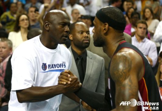 제임스는 “나는 아직 선수 생활을 하고 있다. 물론 조던이 어떤 사람인지는 모두가 다 알고 있다. 개인적으로 그를 알지 못하지만 가장 냉철한 경쟁자 중 1명이다. 23번 유니폼을 입고 뛸 때마다 내 이름은 언급될 것이며 조던의 이름도 함께 나온다면 그는 나를 라이벌로 볼 것이다”라고 바라봤다. 사진=AFPBBNews=News1