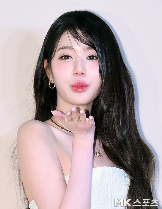 장원영은 하얀 미니드레스를 입고 등장해 시선을 단숨에 사로잡았다.사진=천정환 기자