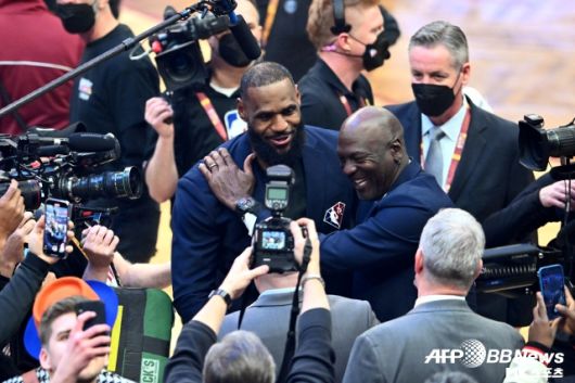 제임스와 조던은 2022 NBA 올스타전에서 75주년 기념 행사 중 감동적인 포옹을 하기도 했다. 사진=AFPBBNews=News1