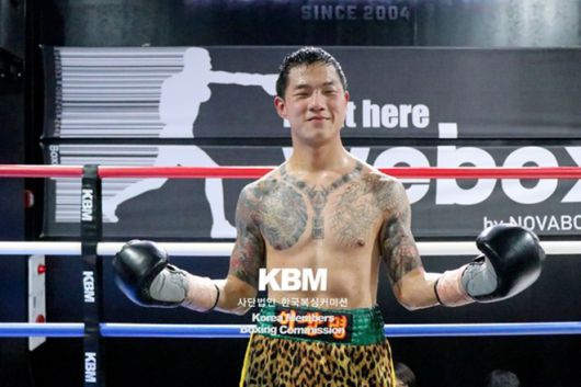 이상명이 2025년 1월 프로복싱 데뷔 5번째 출전에서 3승을 거둔 후 기념 촬영을 하고 있다. 2라운드 다운을 뺏기고도 6라운드 경기를 만장일치 판정으로 이겼다. 사진=KBM 제공