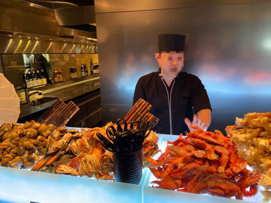 서울 여의도 콘래드 서울 뷔페 ‘제스트’의 해산물 코너 ‘오션’에서 셰프가 요리를 설명하는모습. <박홍주 기자>