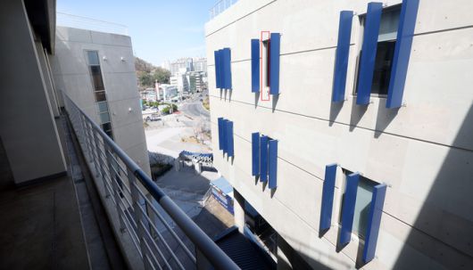 지난 29일 경남 창원시 마산회원구 창원NC파크에서 3루 방향 건물에 설치된 구조물(붉은 선) 일부가 떨어지는 사고가 발생했다. 연합뉴스