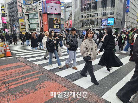 일본 도쿄 도심을 지나다니는 시민들. [도쿄 이승훈 특파원]