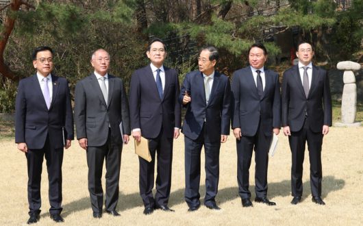 한덕수 대통령 권한대행 국무총리가 1일 서울 종로구 삼청동 총리공관에서 경제안보전략TF 회의에 앞서 기념사진을 촬영하고 있다. 왼쪽부터 최상목 부총리, 정의선 현대차 회장, 이재용 삼성전자 회장, 한총리, 최태원 SK 회장, 구광모 LG 회장. [사진출처 = 연합뉴스]
