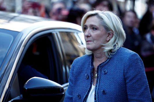 지난달 31일 (현지시간) 프랑스 극우정당 국민연합의 마린 르펜 원내대표가 굳은 표정으로 당사를 떠나고 있다 [사진출처 = 로이터 연합뉴스]