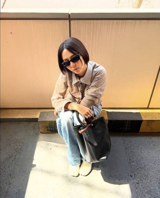 심플한 화이트 슈즈와 블랙 레더 토트백을 매치하며 감각적이면서도 실용적인 스타일링을 선보였다.사진=김나영 SNS