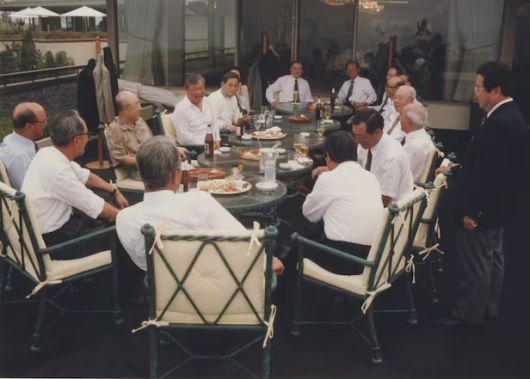 1994년 6월 전경련 회장단 모임에서 최종현 SK 선대회장(왼쪽 가운데 흰 셔츠차림)이 환하게 웃고 있다. 최 회장의 오른쪽은 이건희 삼성전자 회장. SK