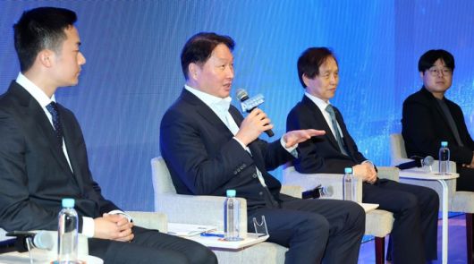 최태원 대한상공회의소 회장 겸 SK그룹 회장이 KAIST 학생들에게 AI 시대가 요구하는 새로운 기업가정신에 대해 이야기하고 있다. [대한상공회의소]