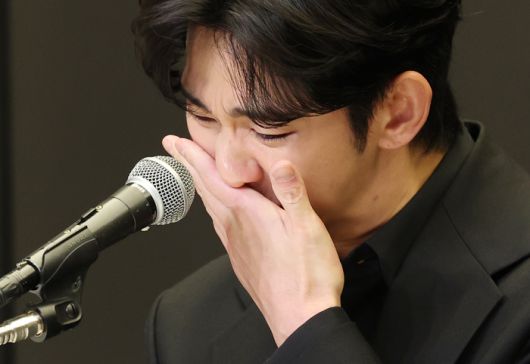 배우 김수현이 지난달 31일 오후 서울 마포구 스탠포트호텔에서 긴급 기자회견을 열고 고(故) 김새론이 미성년자일 때부터 교제했다는 의혹을 비롯한 각종 논란에 대해 입장을 밝히고 있다. [사진 = 뉴스1]