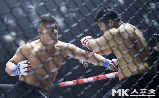 제2대 로드FC 라이트급 챔피언 권아솔이 2025년 3월 서울특별시 장충체육관에서 세키노 다이세이한테 맞고 있다. 사진=천정환 기자