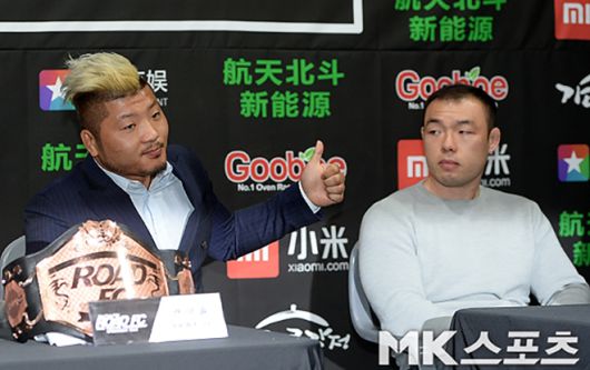 제2대 로드FC 라이트급 챔피언 권아솔이 2016년 5월 기자회견에서 “이둘희의 연극은 정말 최고입니다”라며 엄지를 세우고 있다. 사진=MK스포츠DB