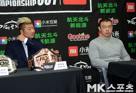 제2대 로드FC 라이트급 챔피언 권아솔(왼쪽)이 2016년 5월 기자회견 이둘희와 서로 눈치를 보고 있다. 사진=MK스포츠DB