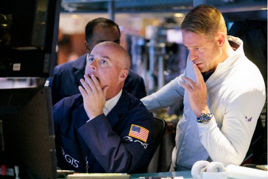 뉴욕 증권거래소에서 트레이더가 업무를 보고 있다. [사진 = 연합뉴스]