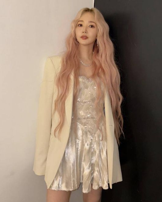 박민영은 마치 한 편의 판타지 속 주인공 같은 분위기를 자아내며 시선을 사로잡았다.사진=박민영 SNS