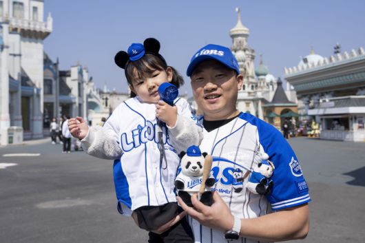 삼성라이온즈 협업 상품을 들고 있는 방문객들 / 사진=삼성물산