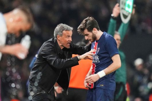 엔리케 감독은 크바라츠헬리아의 원맨쇼에 대해 찬사를 보냈다. 그는 “매우 다재다능한 선수다. PSG 부임할 때부터 원했던 선수다. 우리의 프로젝트가 지향하는 모든 요소를 갖췄다. 젊고 볼을 잘 다루며 볼이 없어도 움직임이 좋고 수비 가담을 잘하며 체력이 뛰어나다. 성숙하며 경험도 있다. 최고의 선수로 선정될 만하다. 사실 리버풀전에서도 최고의 선수로 평가받아야 했다”며 극찬했다. 사진=AP=연합뉴스 제공