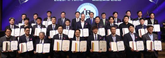 IR52 장영실상 시상식이 10일 전쟁기념관 피스앤파크 컨벤션에서 열렸다. 심사위원장인 류석현 한국기계연구원장, 유상임 과학기술정보통신부 장관, 구자균 한국산업기술진흥협회장, 손현덕 매일경제 대표(맨 뒷줄 왼쪽 넷째부터)가 수상자들과 기념촬영을 하고 있다.  이승환 기자