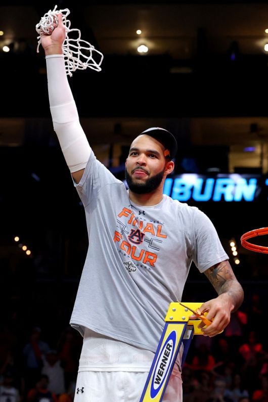 ‘NBA 드래프트룸’은 “올 시즌 NCAA 스타 중 1명인 브룸은 골밑에서 상대하기 매우 까다로운 선수다. 그리고 코트 모든 곳에서 승리를 이끄는 플레이를 만들어 낸다”며 “브룸은 속도나 운동 능력으로 상대를 압도하는 스타일이 아니지만 페인트존에서 뛰어난 터치, 게임에 대한 훌륭한 이해, 최고 수준의 리바운드 능력을 지니고 있다”고 평가했다. 사진=AFP=연합뉴스 제공