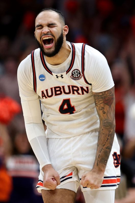 ‘에센셜리 스포츠’는 “모어헤드 주립대학에서 오번 대학, 무명의 도전자에서 팀의 영웅. 브룸은 코트를 자신의 캔버스처럼 활용하며 예술을 만들어냈다. 그의 풋워크와 균형, 타이밍으로 말이다”라며 “브룸은 이제 자신의 붓을 들고 프로라는 다음 장으로 나아간다. 오번 대학은 다시 일어설 것이고 새로운 전력을 구성하겠지만 백넘버 4번의 빈자리는 쉽게 채워지지 않을 것이다”라고 바라봤다. 사진=AFP=연합뉴스 제공